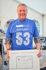HÆDRET. Efter at have scoret i en serie 2-kamp blev Varny Jensen af sine noget yngre medspillere døbt 'Kavarny' og hædret med diplom og spilletrøje. »Jeg måtte hjem og slå op, hvem ham der Edinson Cavani egentlig er«, erkender den 53-årige målscorer om sin halvt så gamle 'navnebror' fra Uruguay.. 