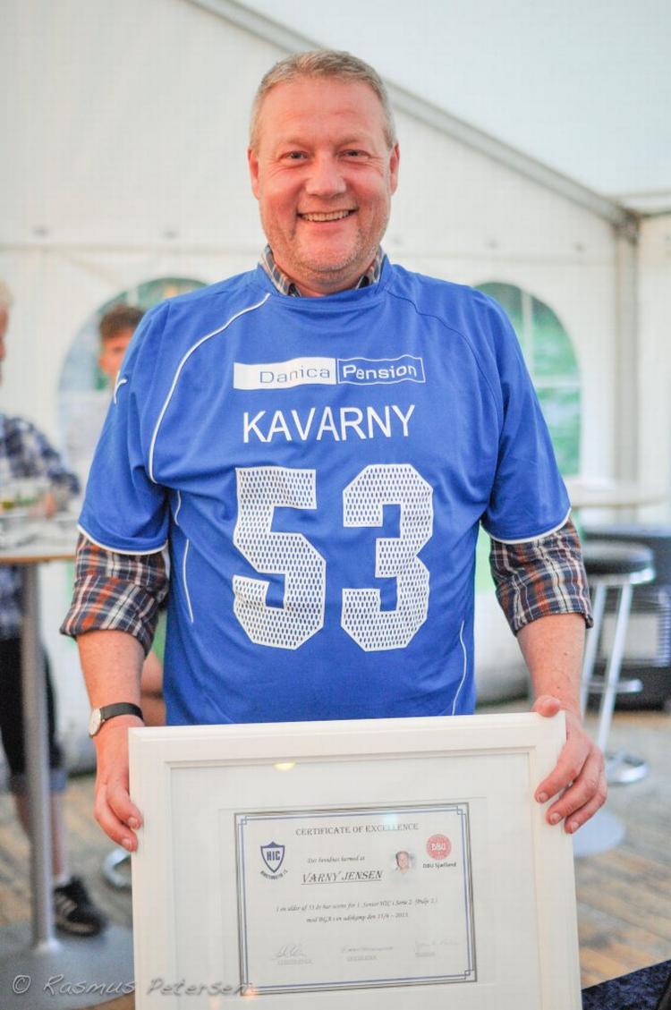 HÆDRET. Efter at have scoret i en serie 2-kamp blev Varny Jensen af sine noget yngre medspillere døbt 'Kavarny' og hædret med diplom og spilletrøje. »Jeg måtte hjem og slå op, hvem ham der Edinson Cavani egentlig er«, erkender den 53-årige målscorer om sin halvt så gamle 'navnebror' fra Uruguay.. 