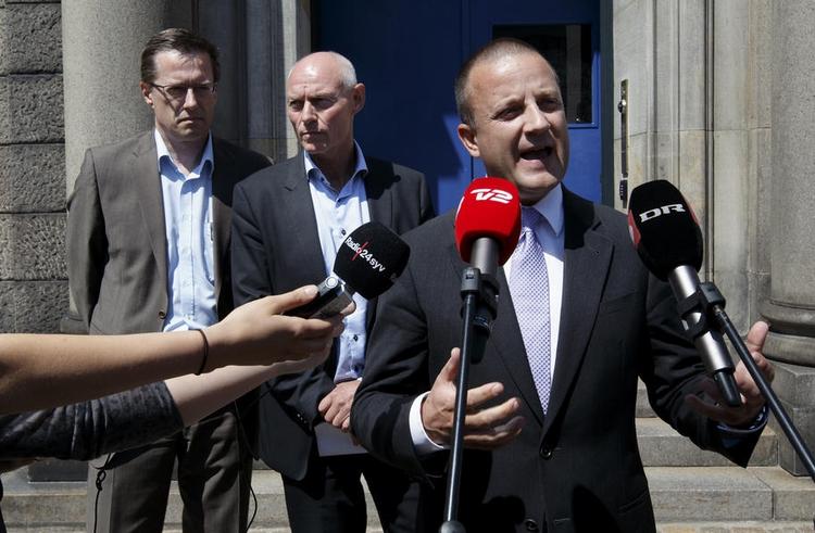 hacket. Rigspolitiet inviterede 6. juni til pressemøde for at fortælle, at millioner af danske cpr-numre var blevet hacket. Ved mikrofonen taler  PET's chef, Jakob Scharf, mens  Københavns Politidirektør, Thorkild Fogde, (tv.) og rigspolitichef Jens Henrik Højbjerg lytter på. 