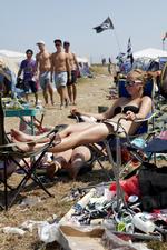 indkøb. I år vil der være supermarkedsboder både i den østlige og den vestlige del af campingområdet. 