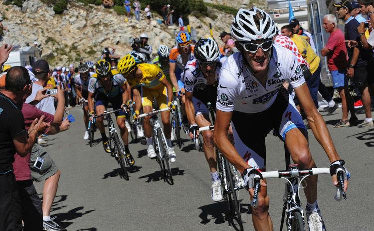 afgørende. Feltet på vej mod Mont Ventoux under Tour de France 2009. 