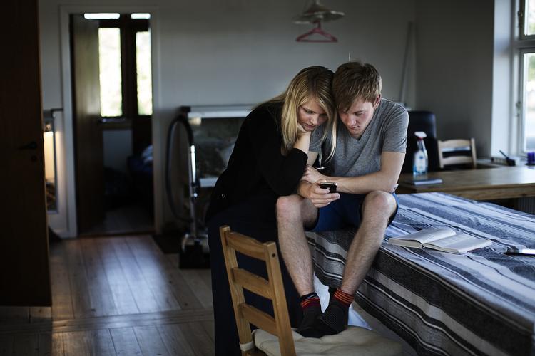 Sammen. Josefine og Jens blev kærester for et halvt år siden - her bestiller de takeaway på mobiltelefonen. Nogle gange tænker Josefine, at hun skulle have læst hf som ham. Så skal man kun præstere til eksamen, og ikke hver dag i skolen. 
