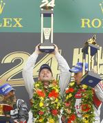 forpligtelser. Tom Kristensen hæver trofæet efter sejren på Le Mans i år. 