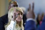 Ildsjæl. Den demokratiske senator, Wendy Davis, stemmer imod en republikansk protest mod hendes 13 timer lange filibuster for at stoppe lukningen af 37 abortklinikker i Texas. 
