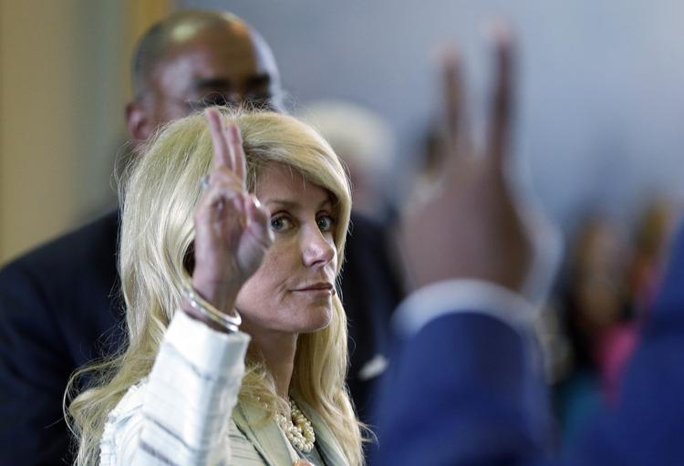 Ildsjæl. Den demokratiske senator, Wendy Davis, stemmer imod en republikansk protest mod hendes 13 timer lange filibuster for at stoppe lukningen af 37 abortklinikker i Texas. 