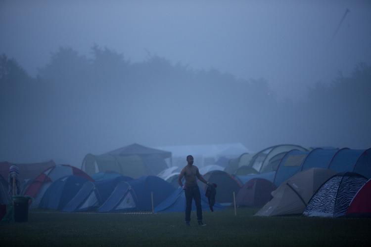 g'morn! Dis, tåge og regn på en tidlig Roskilde-morgen sidste år. Også i år kommer der regn, men ikke styrtende meget, lyder det fra DMI. 