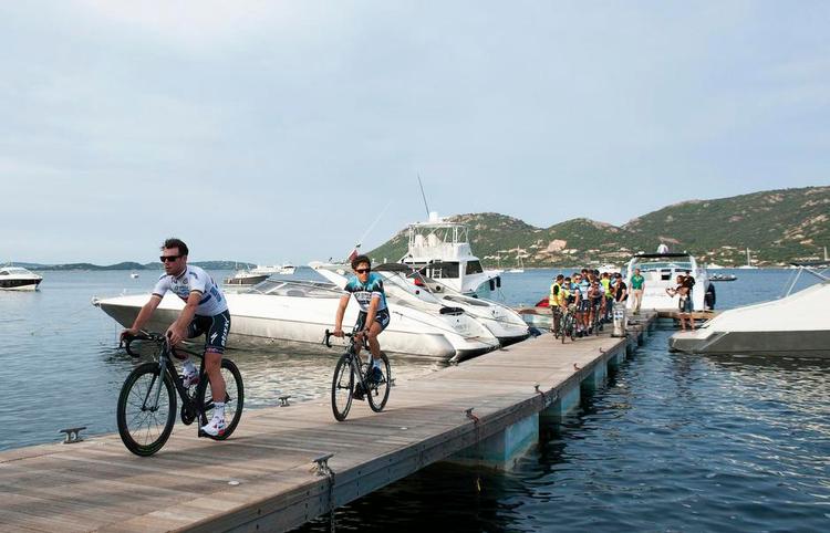 landfast. Korsika byder på andet end kilometervis af landevej, og Mark Cavendish (forrest) ankom, som feltets øvrige ryttere, med båd i går. Foto: P. Goding/AP 
