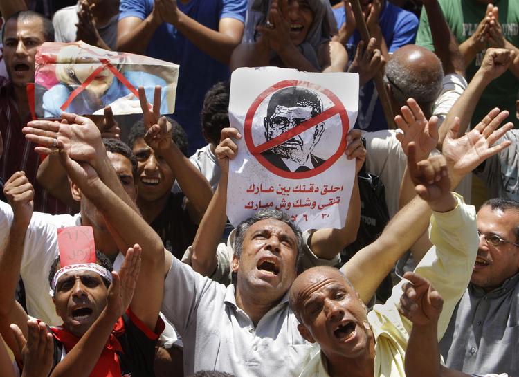 årsdag. I morgen er det et år siden, at Mursi blev indsat som Egyptens nye præsident. Årsdagen vil blive markeret med kæmpe protestdemonstrationer, ligesom tilhængere af præsidenten vil gå på gaden. 