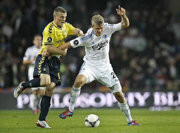 fysik. Andreas Cornelius (th) kommer i en ung alder til at dyste med nogle af verdens bedste forsvarere i Premier League. 