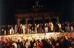 Endelig. Berlinere fra Øst og Vest nær Brandenburger Tor tidligt om morgenen 10. november 1989. 