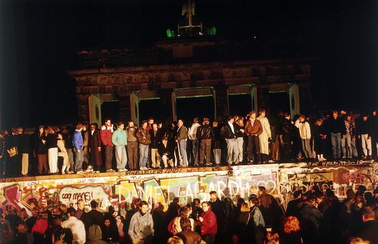 Endelig. Berlinere fra Øst og Vest nær Brandenburger Tor tidligt om morgenen 10. november 1989. 