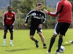 spillerhandler. Michael Laudrup er stadig en skarp fodboldspiller, når han træner sammen med Swansea-spillerne. 