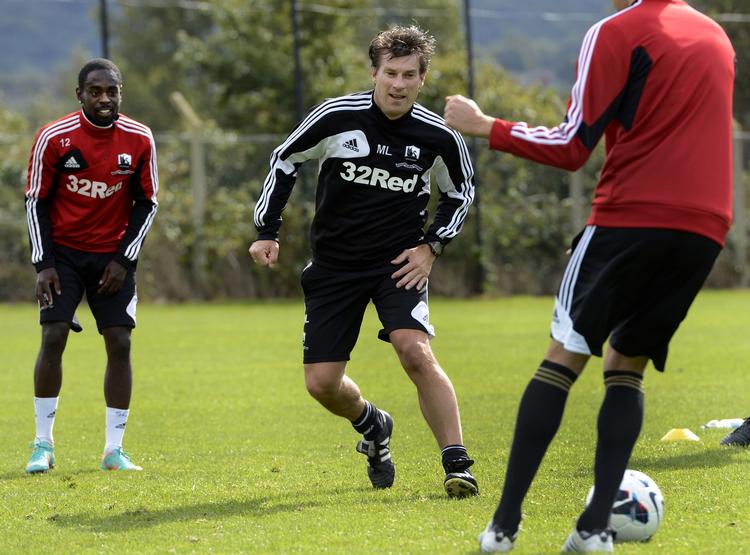 spillerhandler. Michael Laudrup er stadig en skarp fodboldspiller, når han træner sammen med Swansea-spillerne. 