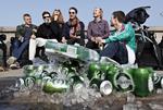 Liv. Ølbægre på gaden, støj fra spillesteder og metrobyggerier, ludere og narkomaner er en del af den storby, der hører op med at være en storby, når alt bliver ensrettet, konformt og forudsigeligt, skriver Brian Esbesen 