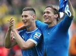 udrensning. Hoffenheims dansker, Jannik Vestergaard, jubler sammen med sin forsvarskonkurrent Matthieu Delpierre efter klubben vandt 2-1 over Dortmund på sidste spilledag i ligaen. 