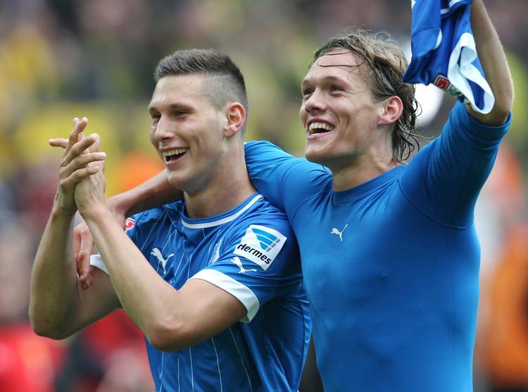 udrensning. Hoffenheims dansker, Jannik Vestergaard, jubler sammen med sin forsvarskonkurrent Matthieu Delpierre efter klubben vandt 2-1 over Dortmund på sidste spilledag i ligaen. 