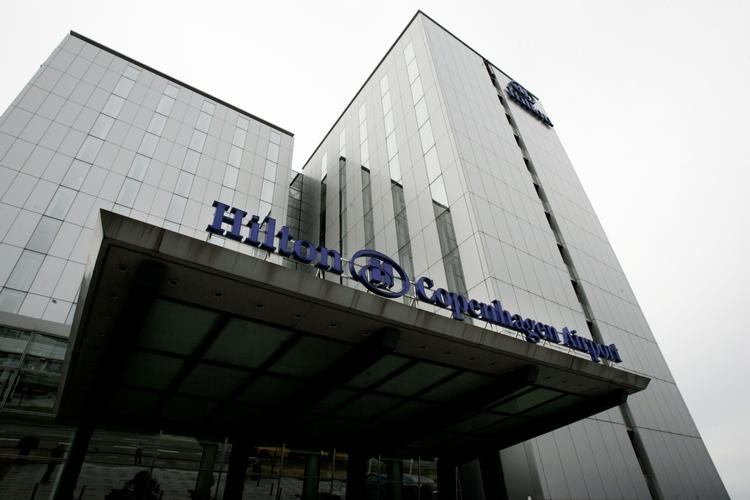 Møde. Det afgørende møde i lægekonflikten bliver afholdt her på det eksklusive Hotel Hilton i Københavns Lufthavn. 