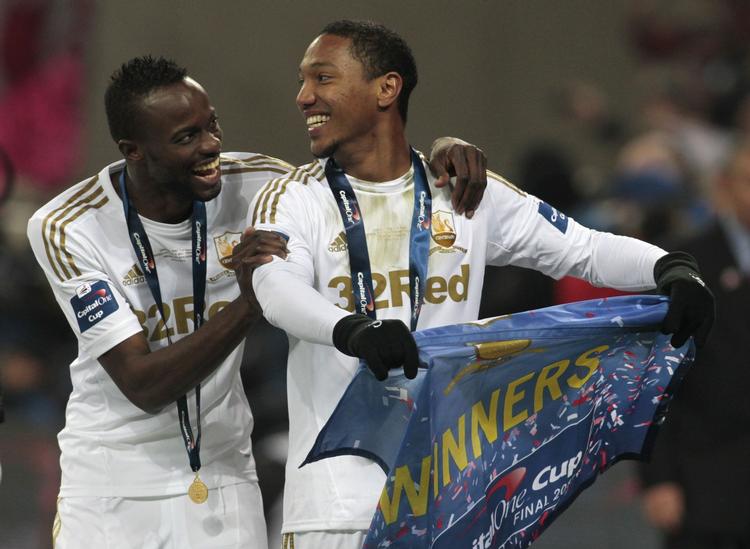 nøglespiller. Swansea City vandt sidste sæson ligacuppen på mål af blandt andre Jonathan de Guzman (th) i finalen mod Bradford. 