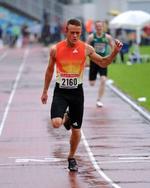 sprinter-talent. Kristoffer Hari vinder 100 meter ved stævnet i Göteborg, som var hårdt ramt af kulde, regn og stærk vind. 