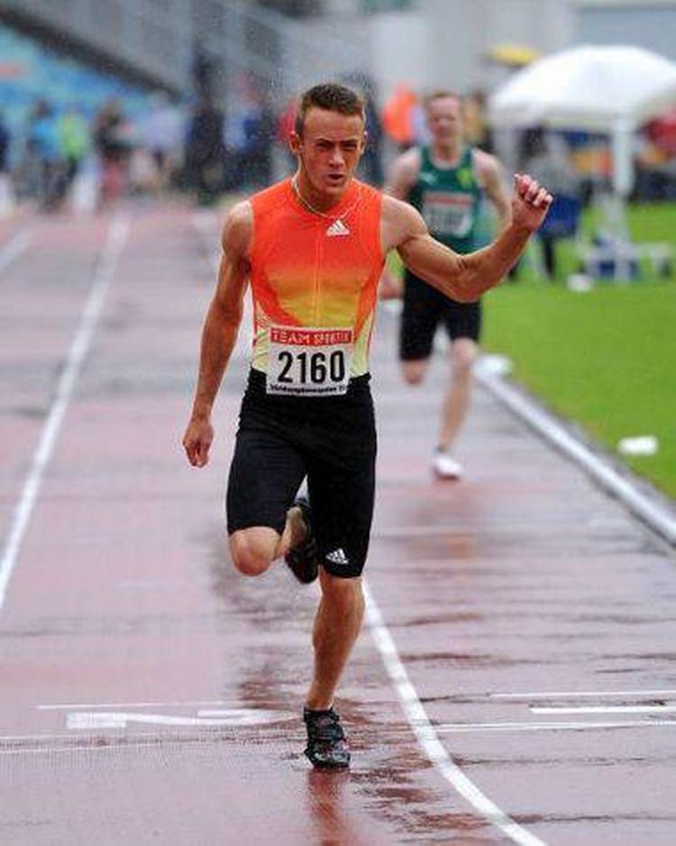 sprinter-talent. Kristoffer Hari vinder 100 meter ved stævnet i Göteborg, som var hårdt ramt af kulde, regn og stærk vind. 