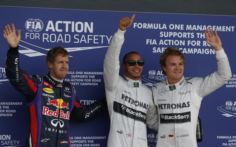 pole. Lewis Hamilton (midt) kørte sig ved tidskørslerne i front, når det britiske grand prix i morgen indledes. 