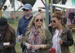 rock. Wayne Rooney (bagerst til venstre) bekymrer sig ikke synligt om virakken med hans eventuelle transfer. Lige nu er englænderen på rock-festivalen Glastonbury sammen med konen Coleen Rooney (th). 
