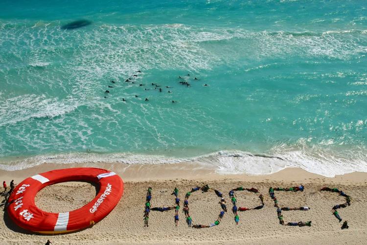Håb? Greenpeace-aktivister former store spørgsmål med deres koppe ved klimatopmødet i Cancun i 2010. 