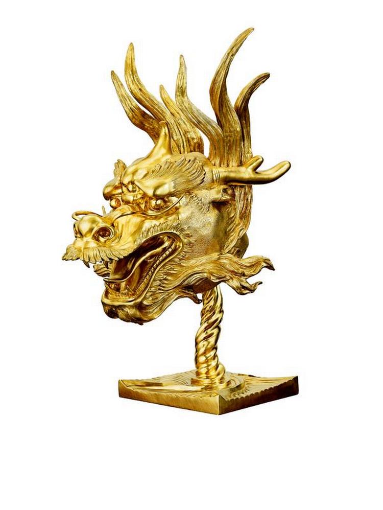 Bling. De imponerende hoveder er blevet købt af kunstsamlerne kunstsamlerne Nicolai og Michael Frahm. Her ses dragen. 