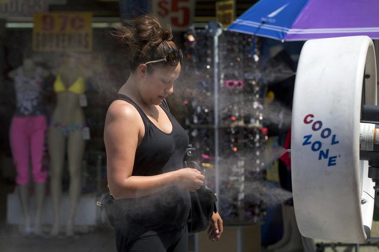 Køøøøligt. En kvinde får sig en tur ved en nedkølingsstation i Las Vegas, hvor temperaturen truer både helbred og flyafgange. 