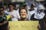 Buh! Dilma Rousseff har været centrum for mange af demonstranternes frustrationer. Således blev hun mødt med buhråb ved åbningskampen unde det såkaldte mini-VM i fodbold. 