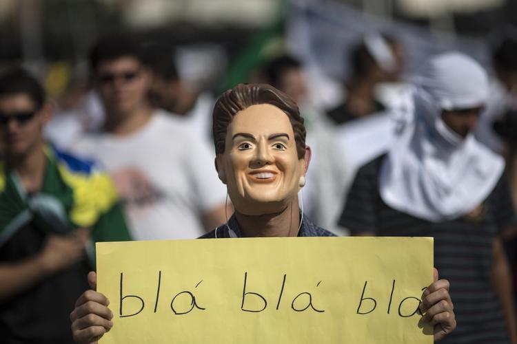 Buh! Dilma Rousseff har været centrum for mange af demonstranternes frustrationer. Således blev hun mødt med buhråb ved åbningskampen unde det såkaldte mini-VM i fodbold. 