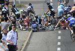 styrt. Første etape af Tour de France blev også ramt af de første massestyrt, hvor blandt andre Peter Sagan måtte en tur i asfalten. 