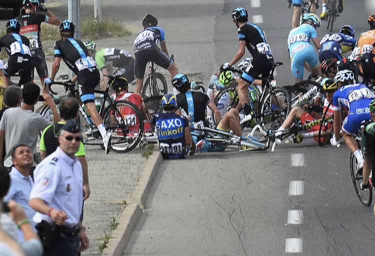 styrt. Første etape af Tour de France blev også ramt af de første massestyrt, hvor blandt andre Peter Sagan måtte en tur i asfalten. 