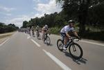 Trøjejagt. Cavendish (forrest) var ude af stand til at køre med on sejren på 1. etape: Han blev  fanget bagerst i feltet som følge at det store styrt. 
