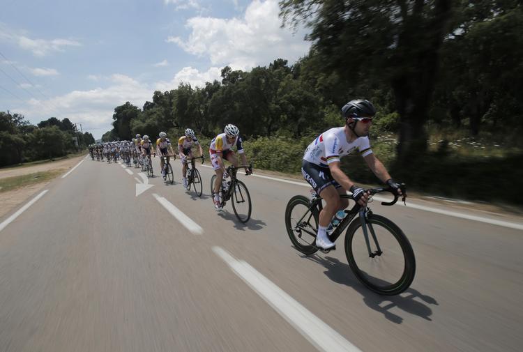Trøjejagt. Cavendish (forrest) var ude af stand til at køre med on sejren på 1. etape: Han blev  fanget bagerst i feltet som følge at det store styrt. 