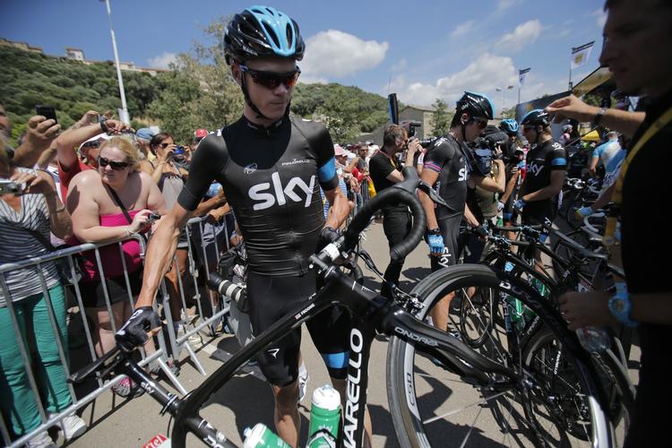 Favorit. Chris Froome kom helskindet gennem den kaotiske 1. etape. 