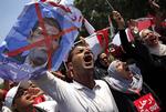 kampklar. Utilfredse egyptere demonstrerer i hovedstaden, Kairo, mod landets præsident, Mohamed Morsi på etårsdagen for hans indsættelse. 