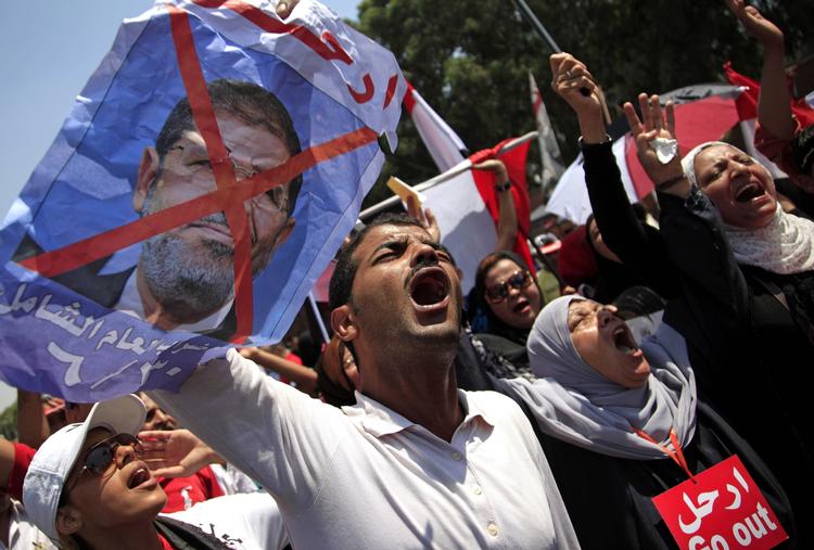 kampklar. Utilfredse egyptere demonstrerer i hovedstaden, Kairo, mod landets præsident, Mohamed Morsi på etårsdagen for hans indsættelse. 