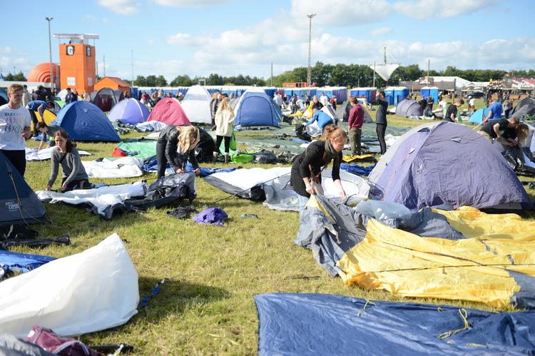 Lejrliv. Festivalgængerne har taget hul på årets Roskilde Festival. 