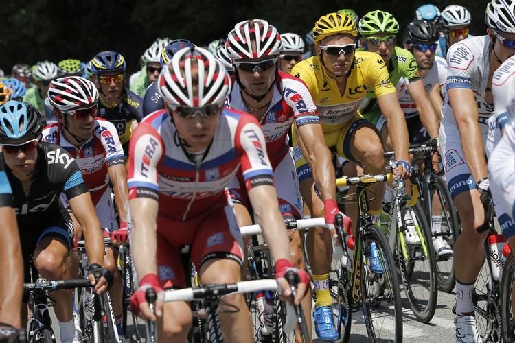 Samling. Marcel Kittel (i gult) og flere andre store sprintere kunne ikke følge med, da Tour-feltet ramte de første mindre bjerge. 