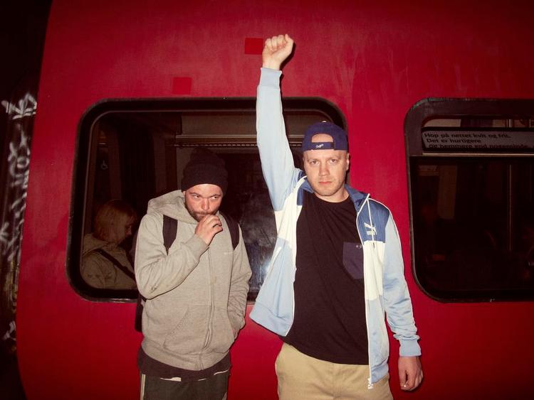 S-tog. Khai Allan og Tue track vender det danske sprog på hovedet og tager dansk hiphop tilbage til dengang, hiphop også var graffiti. 