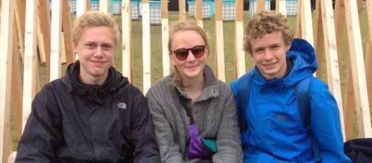 Sammenhold. Gymnasievennerne Malthe Guldborg (tv), Jacob Christensen og Mille Fisker fra Odense ser frem til lejrliv og god musik på Orange Scene. 