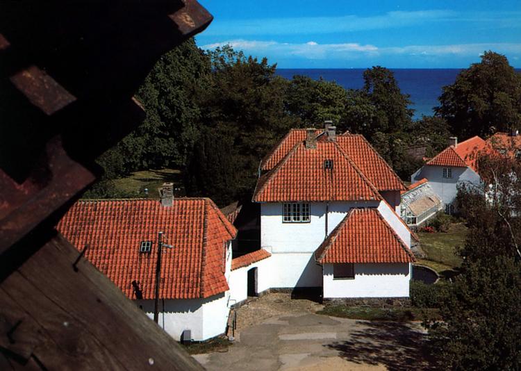 Møllebakken. »Når jeg sidder her i haven med udsigt over Storebælt, føler jeg som Arkimedes, at jeg har fundet det punkt, hvorfra jeg kan dreje Jorden.« skriver Bjørn Bredal 