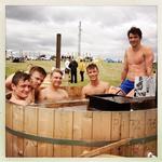 Badedag. Varme kar vækker begejstring hos festivalgæsterne, der får slappet af på en anden måde en i campingstolen, hvor littervis af alkohol bliver hældt ned i svælget. 