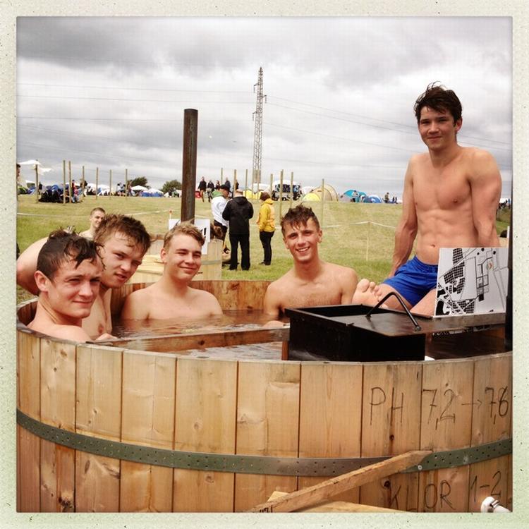 Badedag. Varme kar vækker begejstring hos festivalgæsterne, der får slappet af på en anden måde en i campingstolen, hvor littervis af alkohol bliver hældt ned i svælget. 