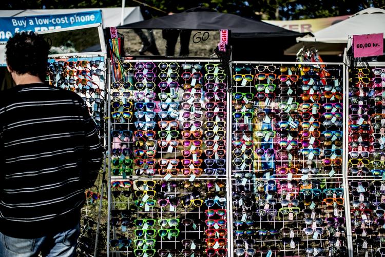 sådan! Det kan være, det ender med en hel pæn omsætning her i solbrillebiksen på Roskilde Festival. 