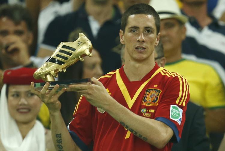 hæder. Efter nederlaget til Brasilien, fik spanske Fernando Torres overrakt prisen for at have scoret flest mål under Confederations Cup. 