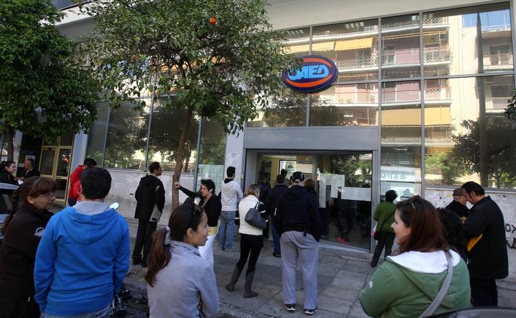 Hjerneflugt. Arbejdsløse grækere samles foran arbejdsformidlingen, men der er ingen job at få, hvilket har fået de veluddannede til at se til udlandet for muligheder. 