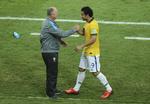 overbevisende. Brasiliens to-målsskytte fra finalen, Fred (th), giver træner Luiz Felipe Scolari hånd, da han bliver skiftet ud sent i kampen. 