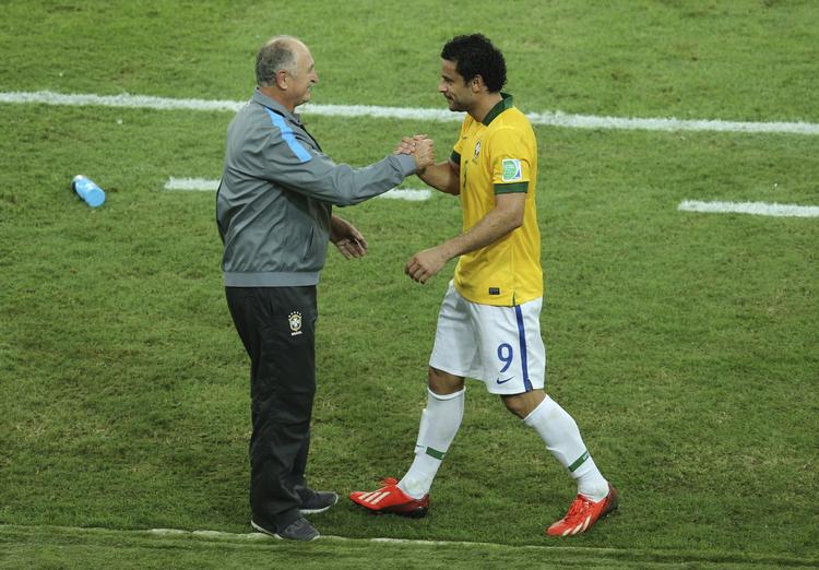 overbevisende. Brasiliens to-målsskytte fra finalen, Fred (th), giver træner Luiz Felipe Scolari hånd, da han bliver skiftet ud sent i kampen. 